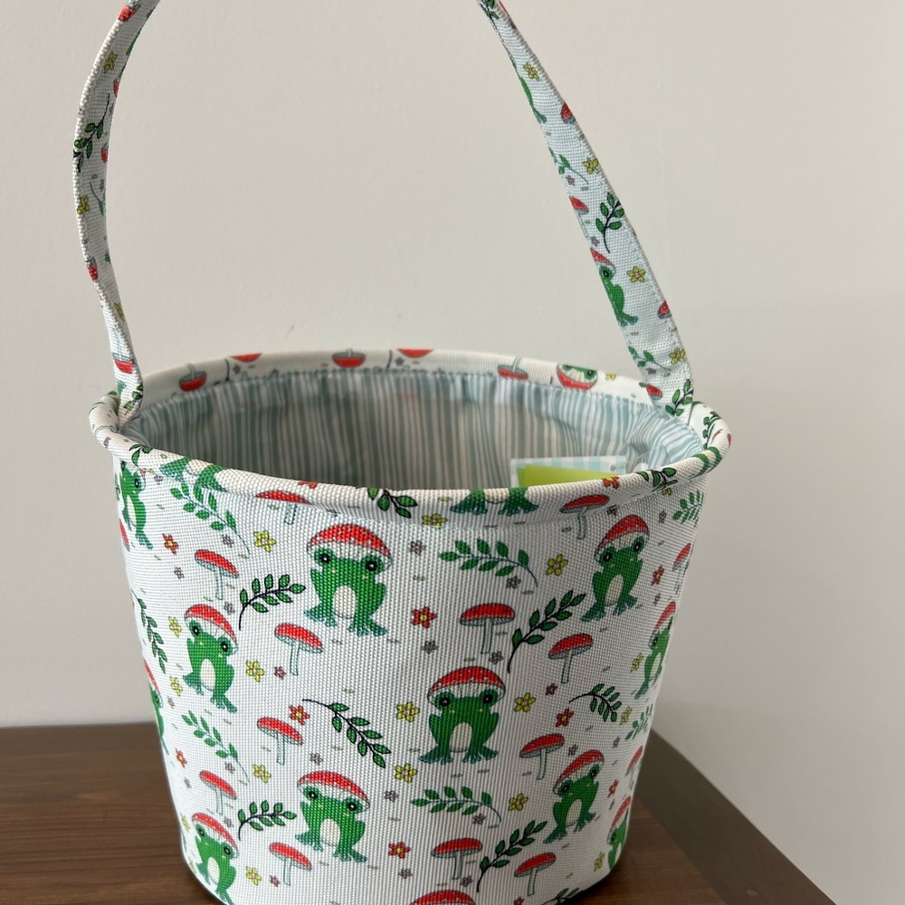 Frog / Mushroom Canvas Print Basket NWT
Size: 8.5in (W) x 10.5in (H)